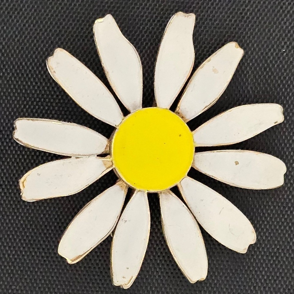 Vintage White Enamel Daisy Flower Brooch Pin Yellow Center Gold Tone Mod 70s